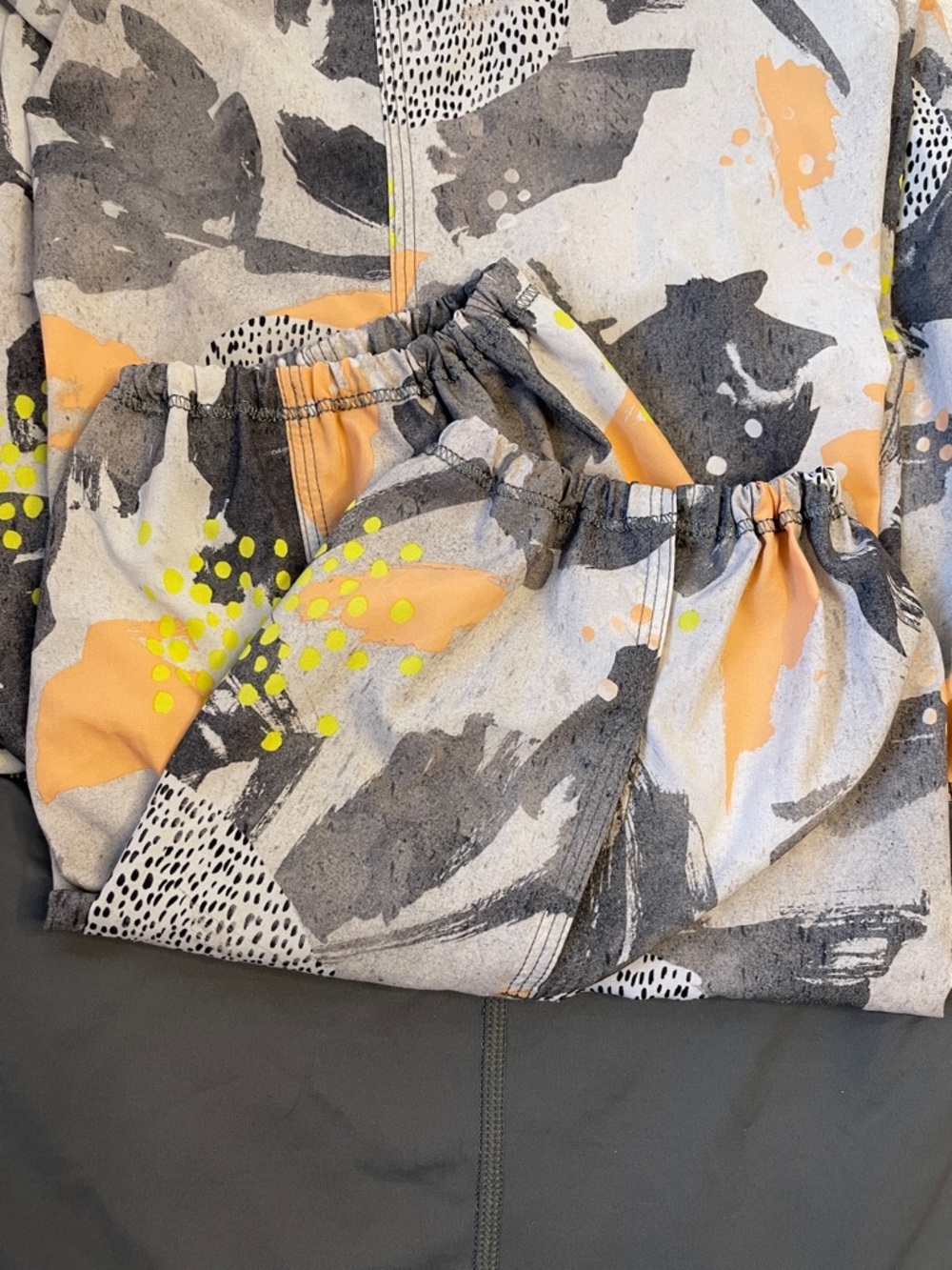 NWOT LuLuLemon Abstract Print Lightweight bubble Pants.  Size 6. - Picture 4 of 5